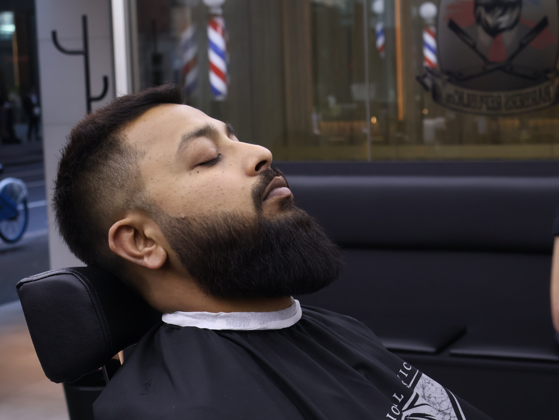 Master barber giving a precision skin fade